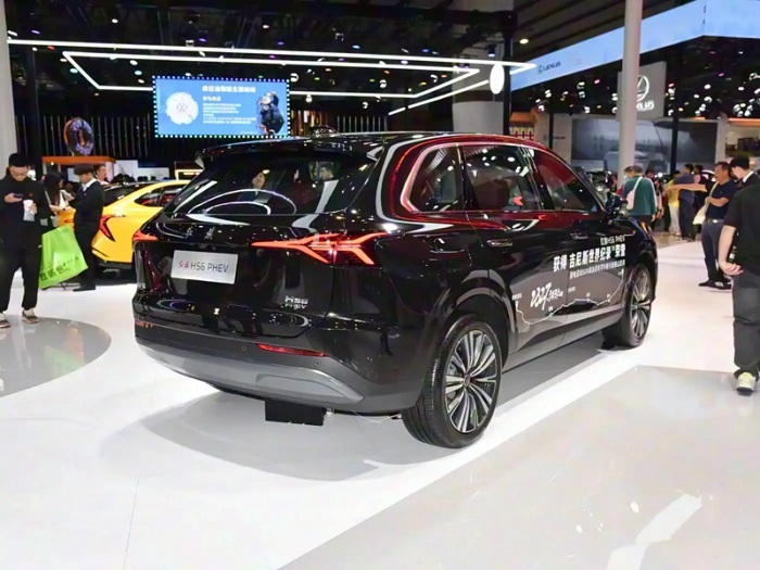 Hongqi HS6 PHEV SUV with combined range of 1,650 km