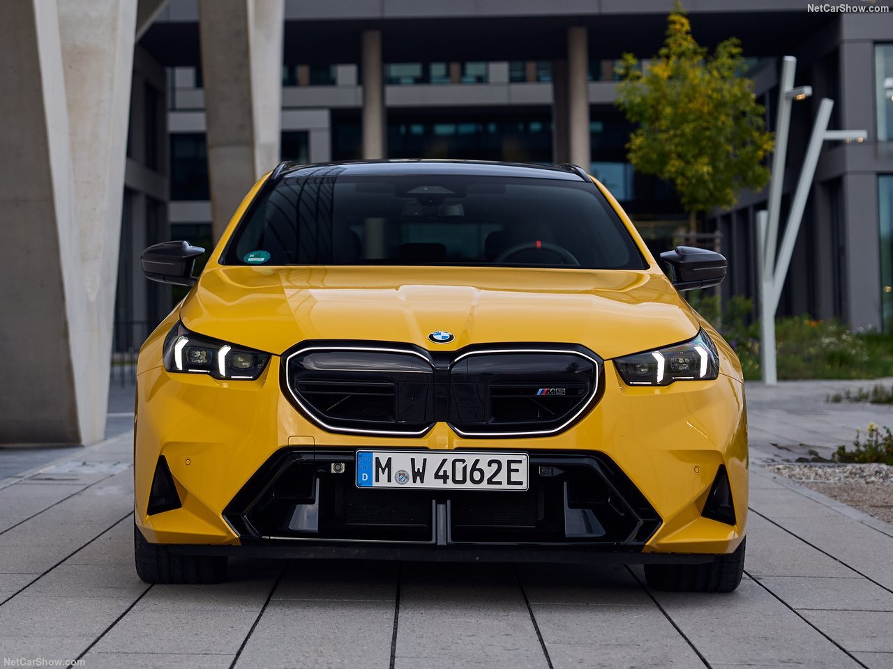 تصویر روز؛BMW M5 Touring Speed Yellow (2025)