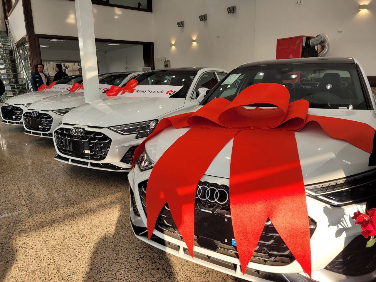 تحویل آئودی ها A3 نادینخودرو به جانبازان تحویل آئودی ها A3 نادینخودرو به جانبازان