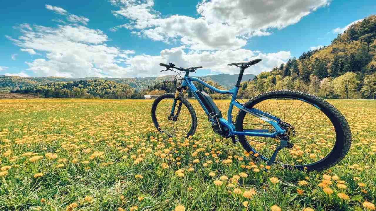 بهترین دوچرخه برقی کوهستانی برای طبیعت گردی؛ مقایسه 5 مدل