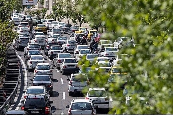ترافیک در برخی معابر و بزرگراه های پایتخت پرحجم و سنگین است