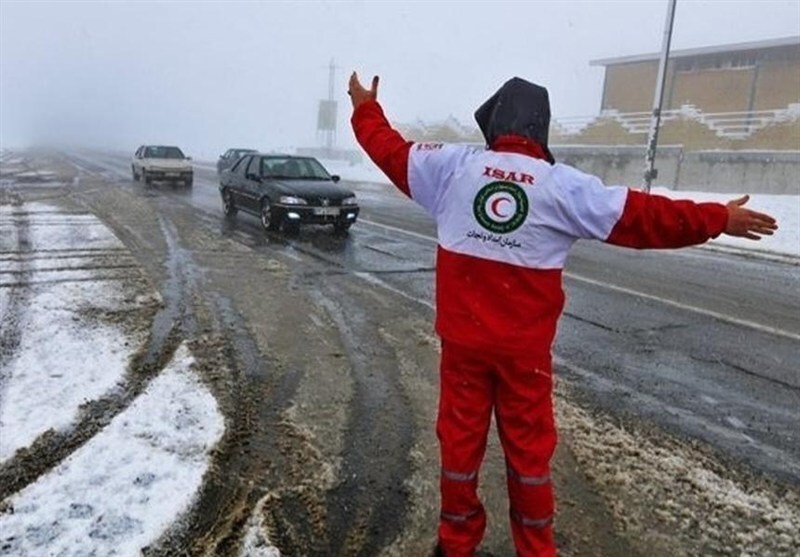 رها‌سازی 30خودروی گرفتار در برف و کولاک/ تداوم امدادرسانی و آماده‌باش هلال‌احمر در استان‌های درگیر